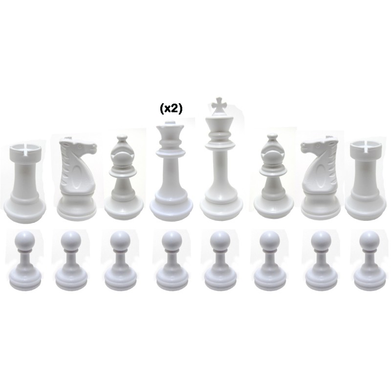 rei de xadrez branco encontra-se em um tabuleiro de xadrez, peças