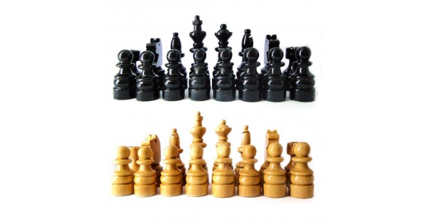 Tabuleiro de xadrez de madeira com peças de xadrez brancas e escuras